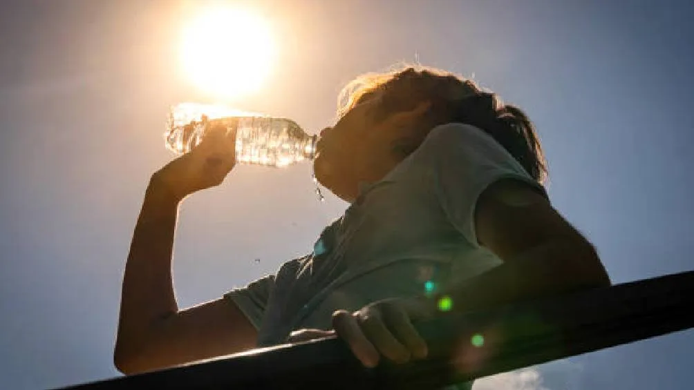 Las autoridades aconsejan medidas preventivas durante las olas de calor, como evitar la exposición solar entre las 11:00 y 16:00 horas. / Pixabay