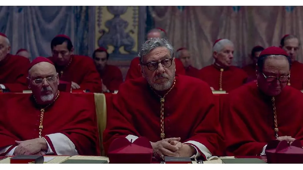 La historia sigue al cardenal Thomas Lawrence, interpretado por Ralph Fiennes, quien organiza el cónclave tras la muerte del Papa./ RS
