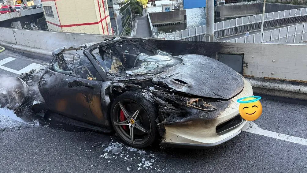 Se sospecha que el fuego se originó en el motor, aunque la causa es desconocida. / X