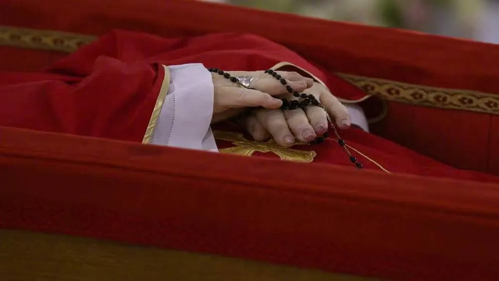 El Papa Francisco falleció el 22 de abril de 2025 en la Casa Santa Marta del Vaticano. / AP