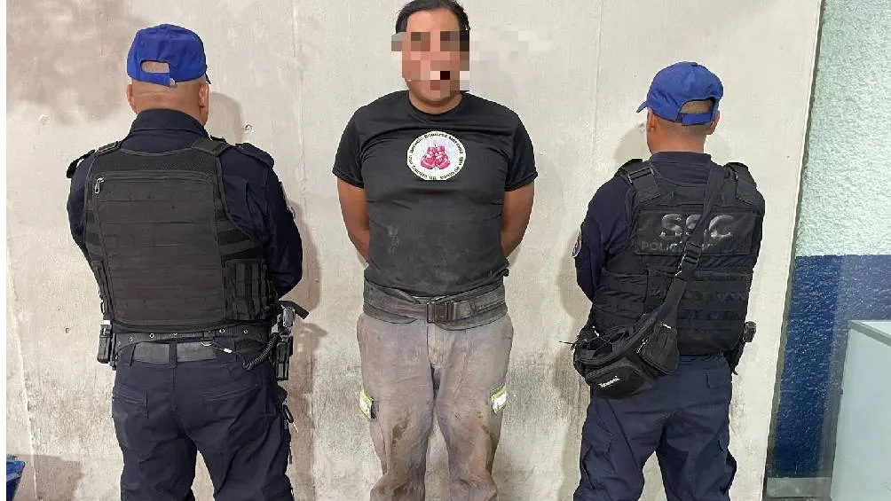 Los individuos luego de ser sorprendidos realizando trabajos de ruptura de banqueta sin contar con el oficio correspondiente./ @amarilloalarcon