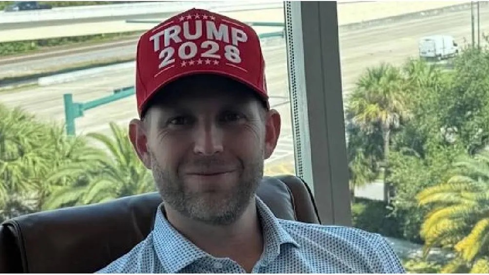 La tienda oficial de Trump vende gorras rojas con el bordado &quot;Trump 2028&quot; por $50. / RS