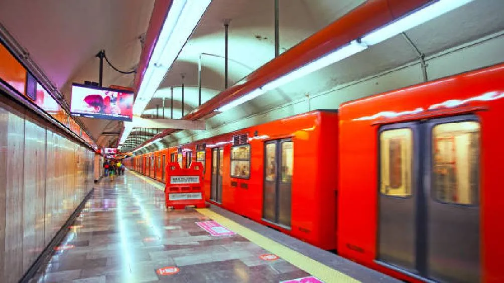 Si estás a bordo del tren, quédate dentro del vagón y no intentes abrir las puertas ni salir hacia las vías. / Pixabay