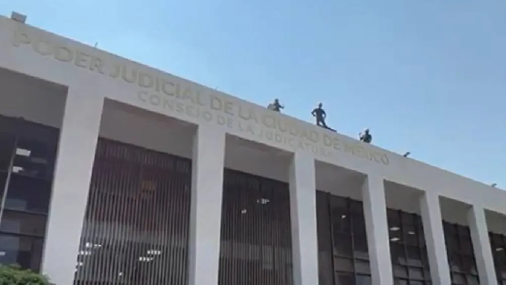 El bombero se lanzó desde una altura considerable hacia un inflable de seguridad durante un ejercicio de evacuación. / RS