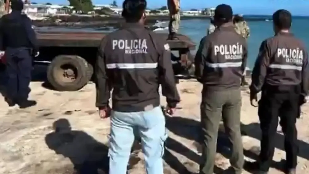 la Armada de Ecuador detuvo a 23 personas, incluido un ciudadano mexicano. / Policía Ecuador