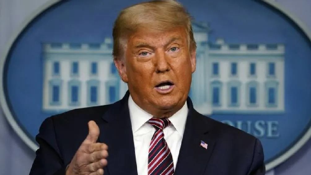 El presidente de Estados Unidos, Donald Trump, firmó el martes órdenes ejecutivas para relajar algunos de sus aranceles del 25% sobre automóviles. / AP