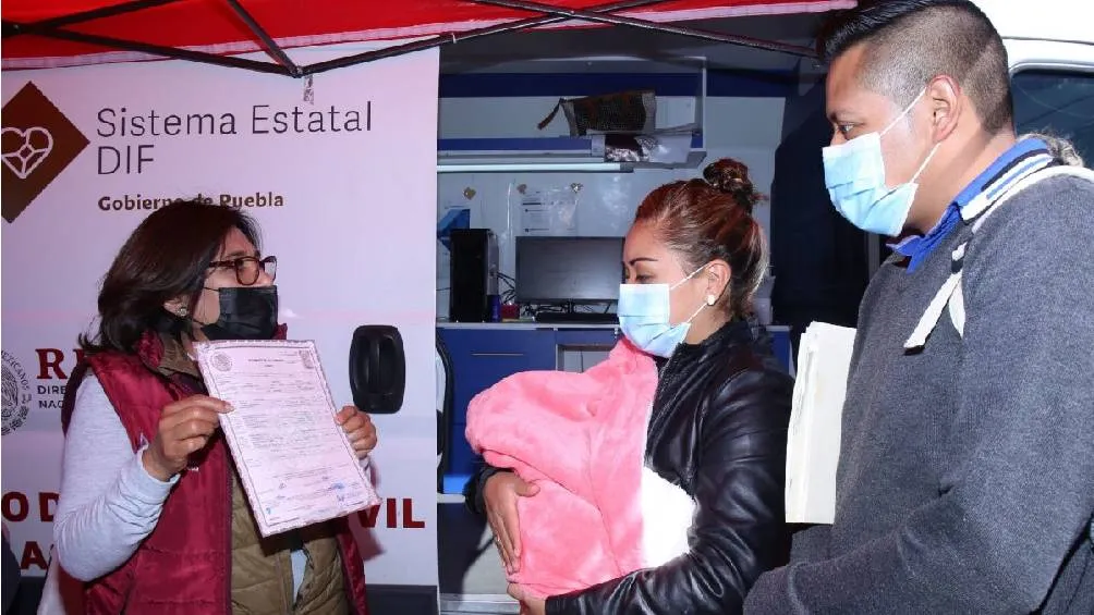 La tradición establece que el apellido paterno debe ir primero en el acta de nacimiento, lo que Palomares Ramírez considera &quot;discriminatorio&quot;. / RS