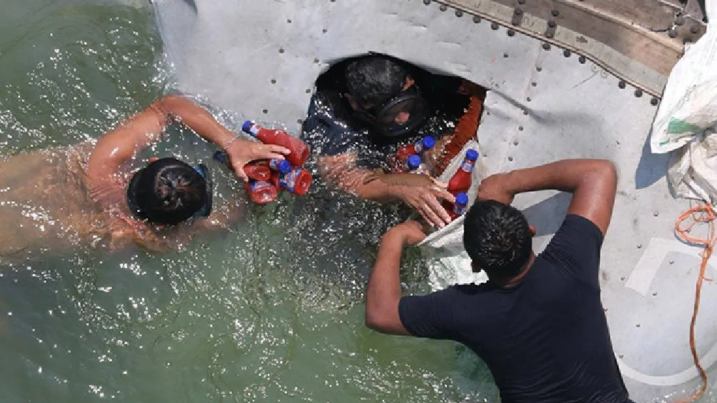 Horas después de la tragedia, la situación se tornó alarmante cuando los pobladores comenzaron a saquear./ X