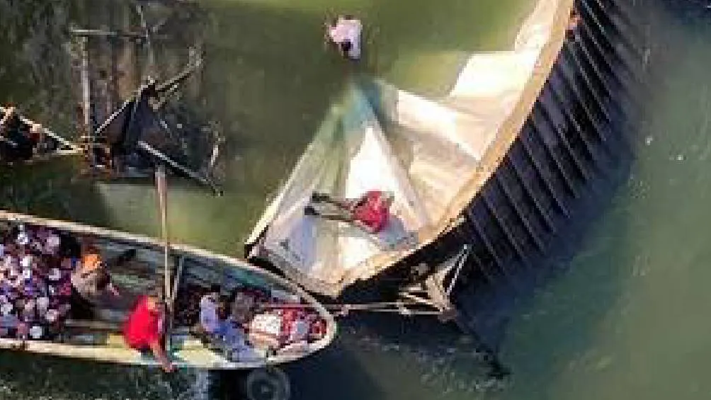 Los pobladores utilizaron cuerdas, costales y embarcaciones improvisadas para extraer la carga del tráiler. / RS