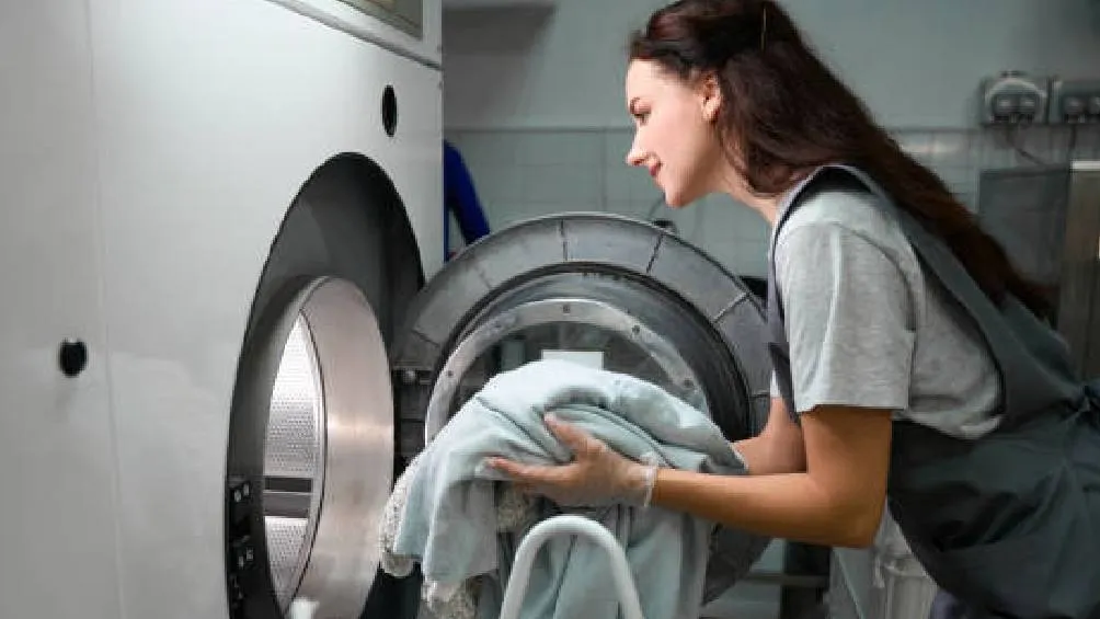 Se sugiere esperar a tener la carga completa antes de usar la lavadora para optimizar el lavado y retirar la ropa de inmediato para evitar arrugas. / Pixabay