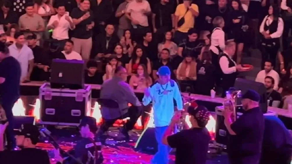 Durante su intervención, Cano lanzó un mensaje directo a la audiencia, manifestando su postura frente a las restricciones. / Captura de pantalla