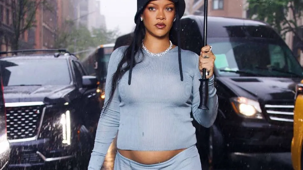 Rihanna se convirtió en el centro de atención de la Met Gala, tras confirmar públicamente que está embarazada de su tercer hijo. / IG