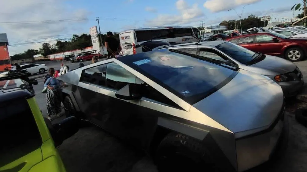 La modelo e influencer Vanessa Bohórquez sorprendió a comerciantes y visitantes al utilizar su Tesla Cybertruck como puesto. / @SegunLuiPerez