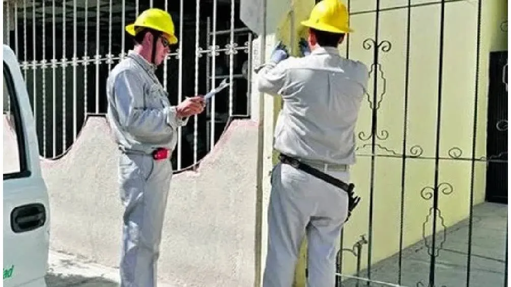 La CFE enfatiza que ningún trabajador está autorizado para ingresar al domicilio sin el consentimiento del usuario. / RS