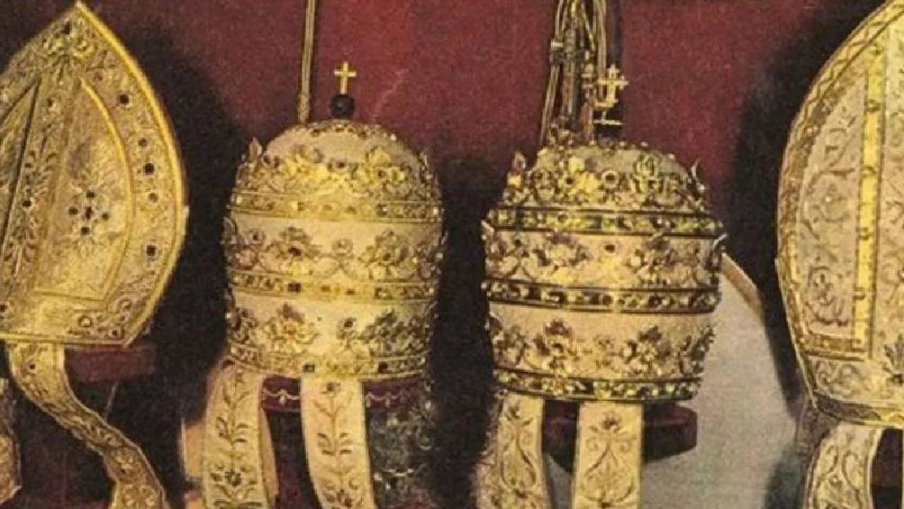 Tiara Papal: Aunque en desuso, esta corona de tres niveles simboliza el poder espiritual . / RS
