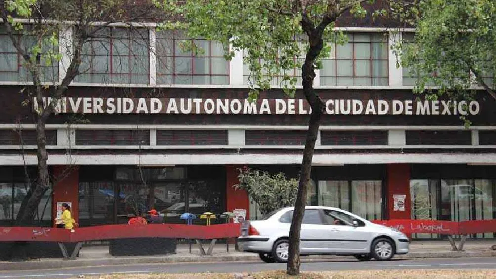 La UACM asigna lugares disponibles mediante un sorteo ante notario público, sin exámenes de admisión. / UACM