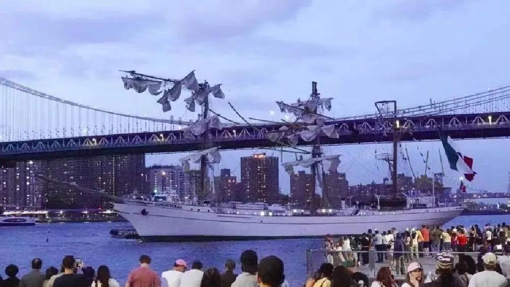 El pasado sábado 17 de mayo, el Buque Escuela Cuauhtémoc de la Armada de México colisionó con el Puente de Brooklyn. / AP