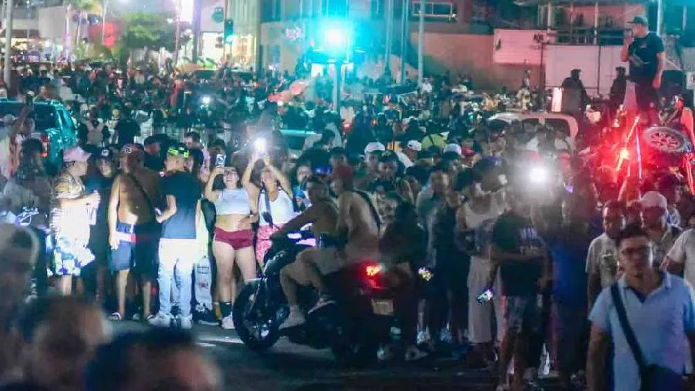 A pesar de no ser un evento oficial, atrajo a más de 100,000 personas y 10,000 vehículos. / RS