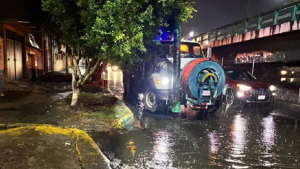 La acumulación de agua rebasó los niveles de contención, generando afectaciones vehiculares de gran magnitud. / RS