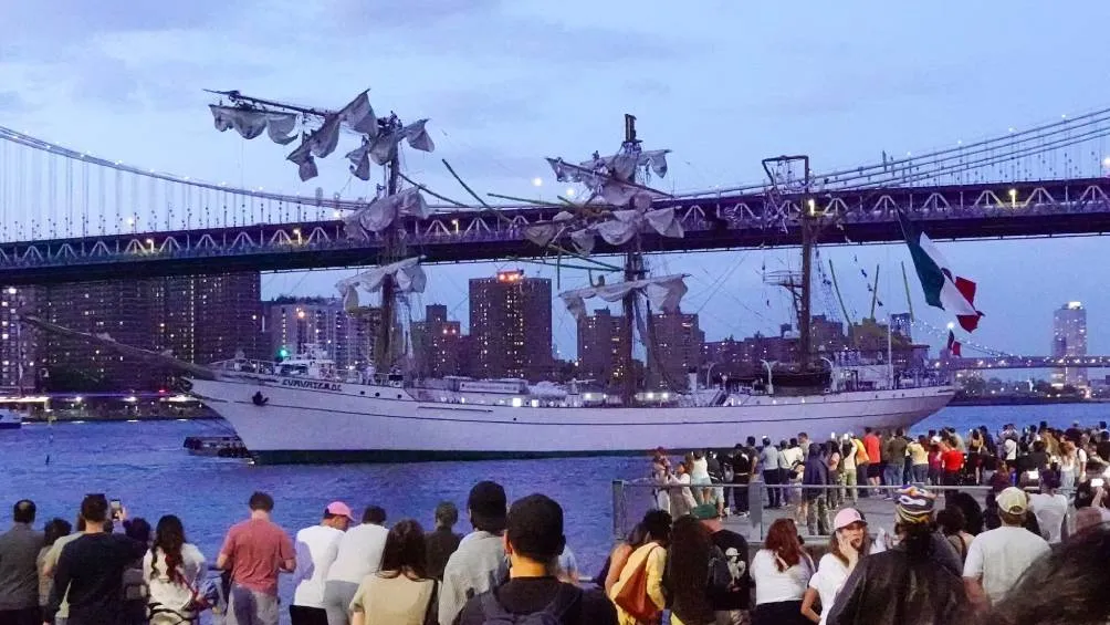 El trágico incidente ocurrió el 17 de mayo, cuando el Buque Escuela Cuauhtémoc colisionó con el puente de Brooklyn. / RS