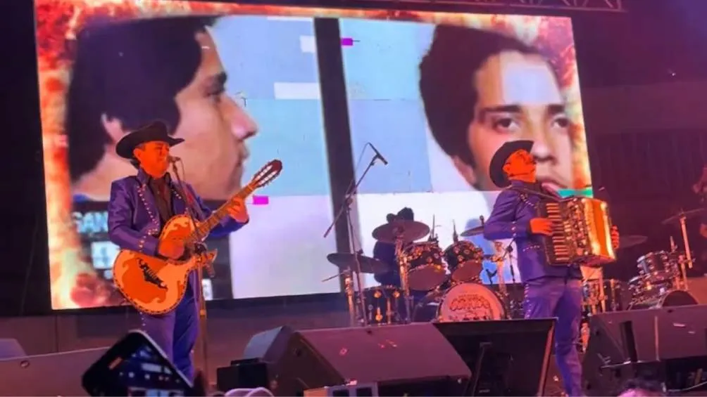 Los Alegres del Barranco interpretaba el tema “El del Palenque” cuando, en las pantallas del recinto, comenzaron a proyectarse imágenes de Nemesio Oseguera Cervantes. / RS