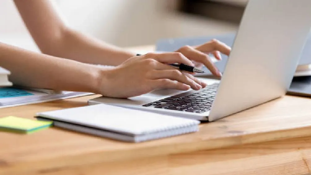 Disponer de una laptop o computadora que cuente con cámara y micrófono funcionales. / Pixabay