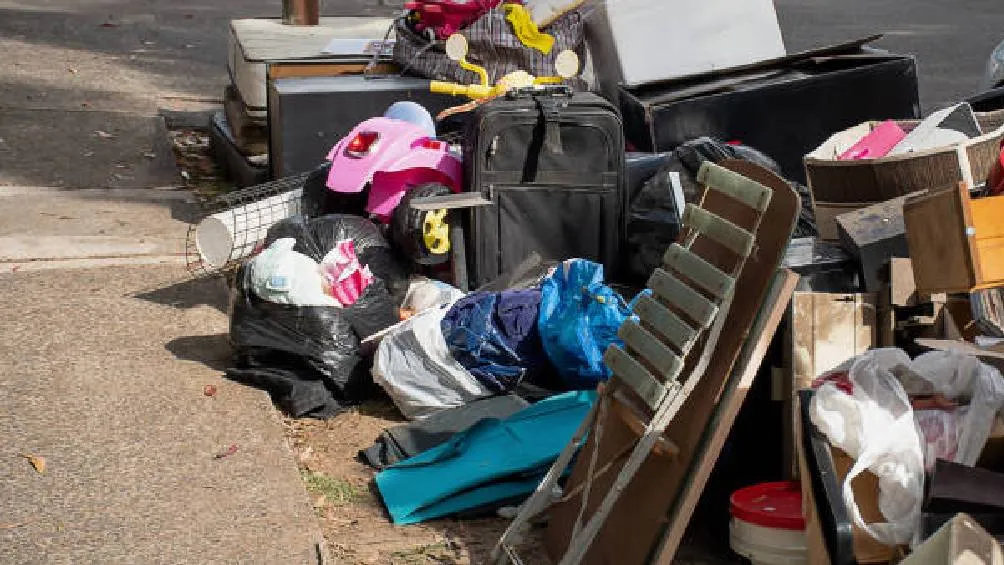 El abandono de muebles, colchones, electrodomésticos o cualquier objeto de gran volumen en la vía pública se considera una infracción. / Pixabay
