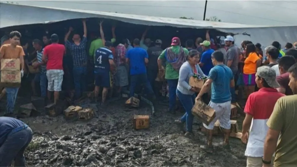 El accidente no dejó heridos, pero causó un gran caos vial y una situación de rapiña documentada en video. / Captura de pantalla