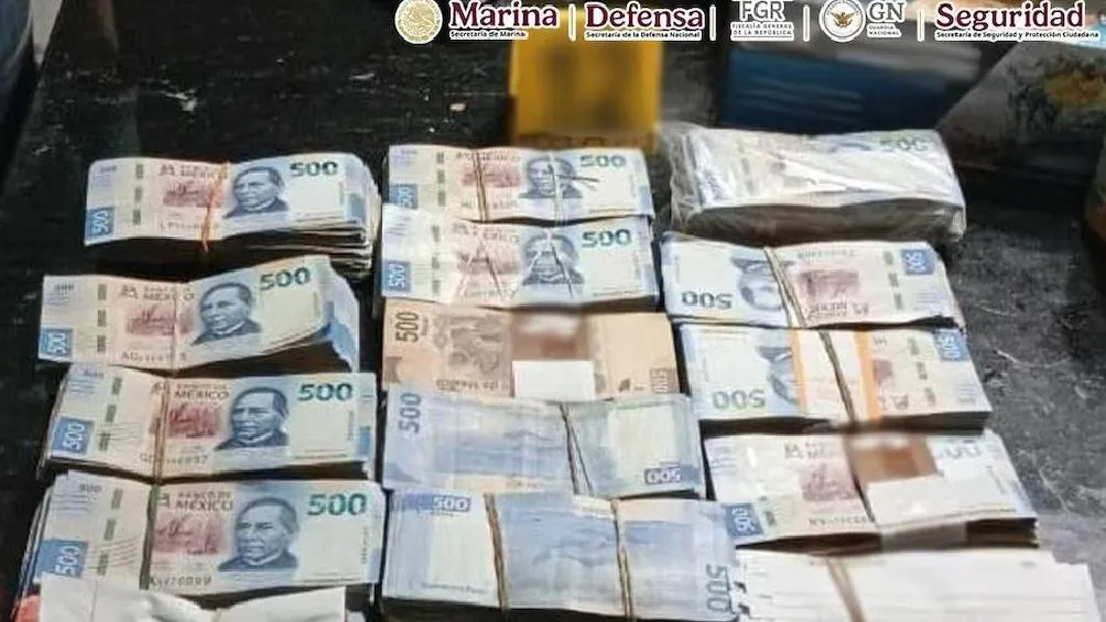 De igual manera se confiscaron 800 mil pesos en efectivo y 12 vehículos. / SSCP