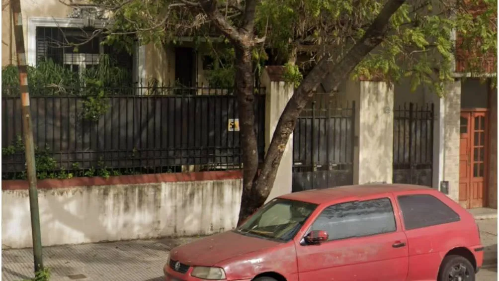 En el barrio porteño de Coghlan, encontraron restos óseos humanos mientras realizaban tareas de demolición. / RS