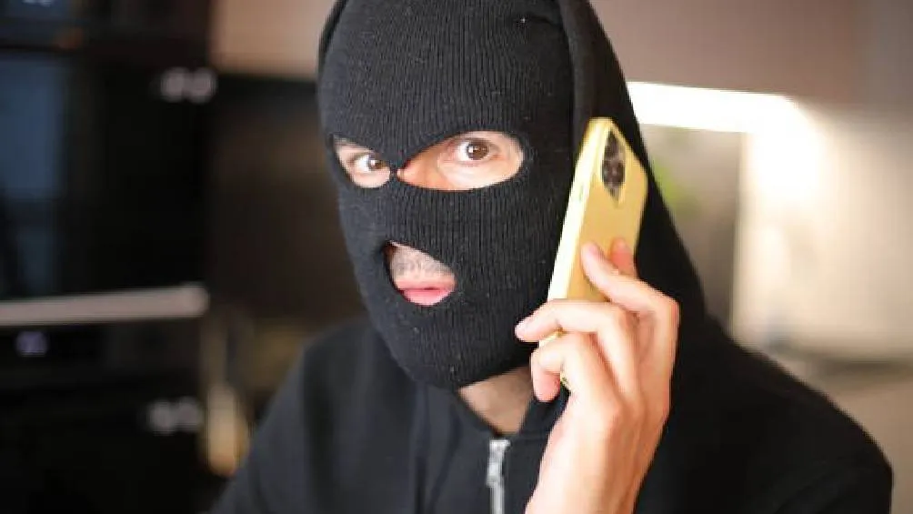 Un estafador contacta a la víctima por WhatsApp, haciéndose pasar por un conocido o empleado de un banco. / Pixabay