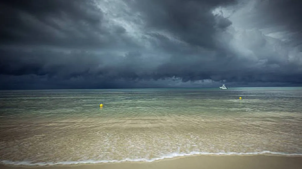 Fujiwhara, un fenómeno meteorológico en el que dos ciclones interactúan y comienzan a girar alrededor de un punto común. / Pixabay