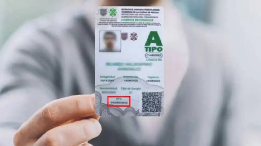 La edad mínima para tramitar una licencia de conducir automovilista es de 18 años. / RS