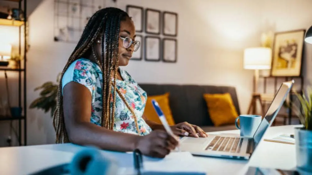 Este modelo educativo permite a los estudiantes avanzar a su propio ritmo y sin clases presenciales. / Pixabay