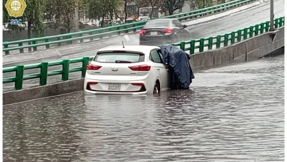 En temporada de lluvias es común que se tapen las coladeras de la capital. / SSC