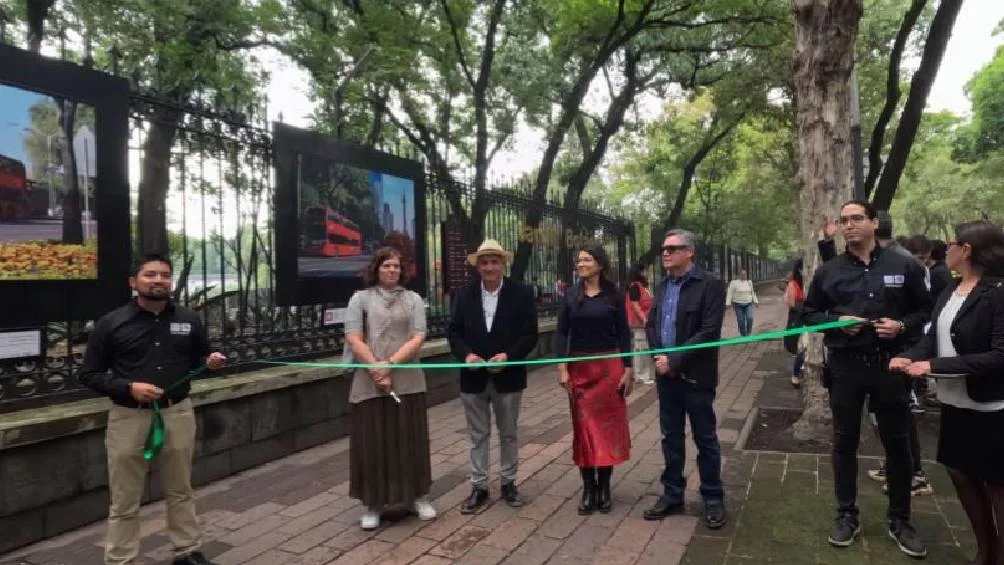 diseñada para mostrar su trayectoria desde su creación en 2005 hasta su condición actual como sistema de transporte moderno y sustentable. / Metrobus