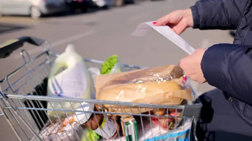 En establecimientos y otras cadenas de autoservicio, es habitual que el personal pida a los clientes mostrar el ticket al salir. / Pixabay