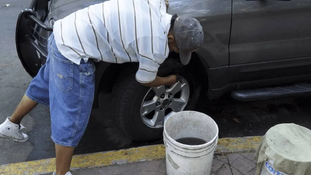 Esta medida busca erradicar prácticas consideradas abusivas por parte de personas que, sin autorización, hacen uso del espacio público. / RS