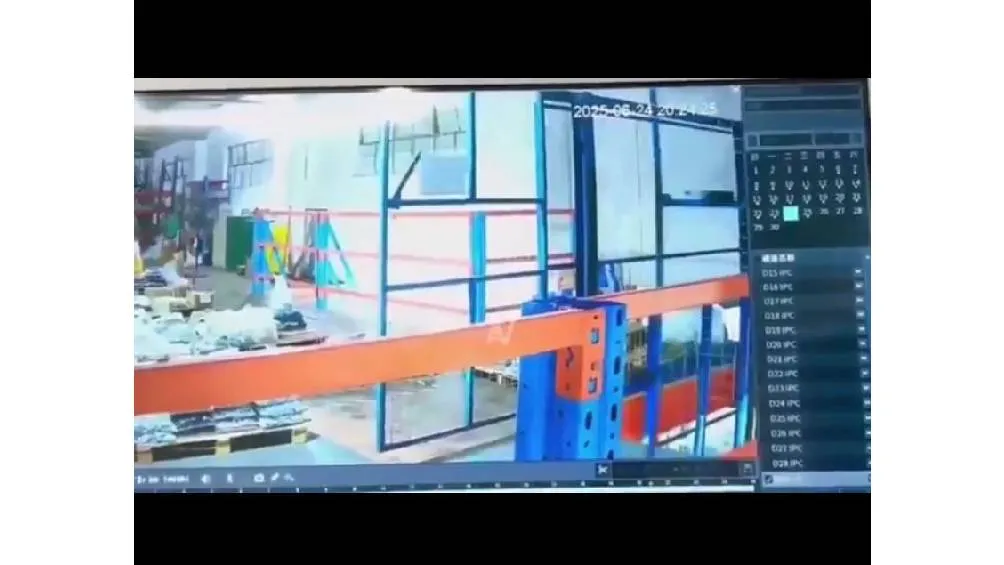 El joven fue trasladado de urgencia a un hospital tras caer por el hueco del montacargas.| RS