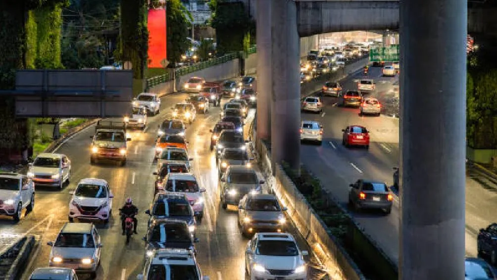 : Durante las horas pico, los conductores en CDMX pueden perder hasta 152 horas al año atrapados en embotellamientos | iStock
