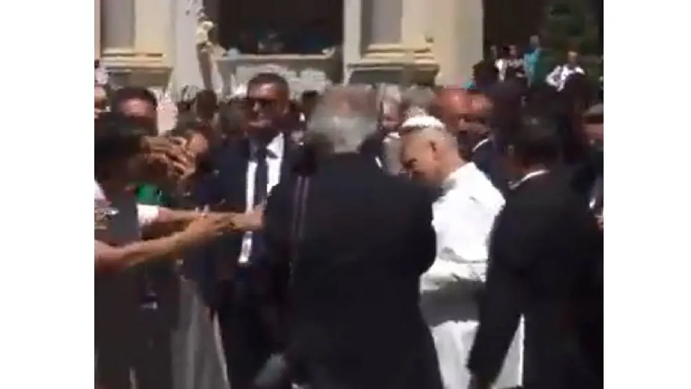 el papa León XIV sufre agresión durante recorrido | RS