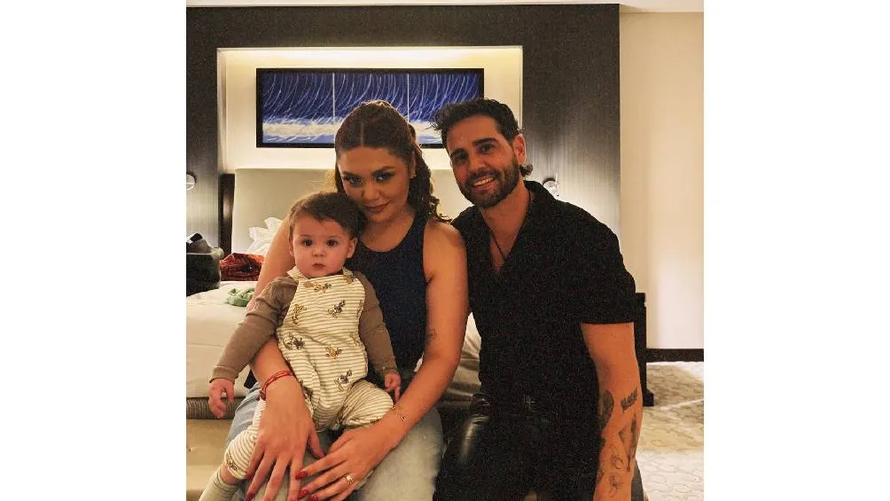 Yuridia y Matías con su primer hijo, Benicio | IG: @yuritaflowers