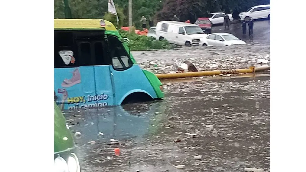 La medida responde al desbordamiento de la presa San Francisco, ubicada en la colonia Lomas de Becerra. / @MrElDiablo8