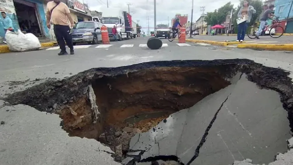 El hundimiento, de aproximadamente cuatro metros de profundidad y dos metros de ancho, generó pánico. / N+