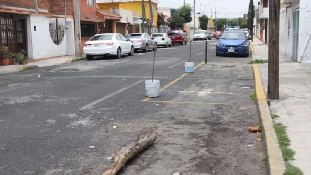 Apartar lugares en la vía pública con botes, cubetas o huacales no solo es una práctica indebida, sino una infracción sancionada. / RS