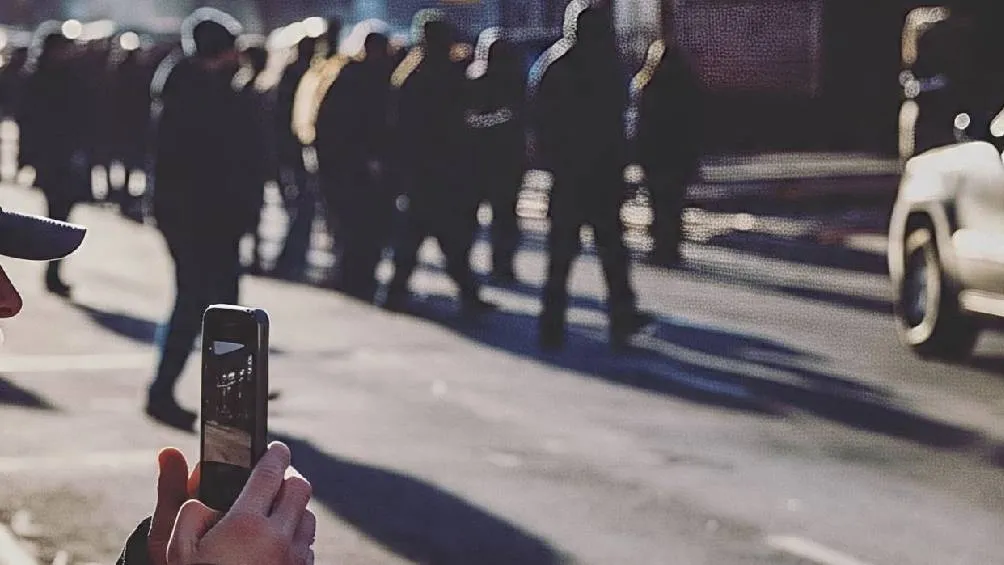 Es importante seguir ciertas recomendaciones para evitar conflictos con agentes federales durante sus operativos / IA