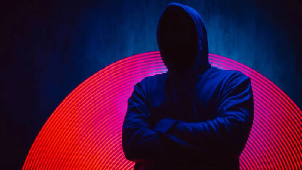 La muestra comprobada incluye nombres completos, CURP, RFC, teléfonos, correos, pólizas y diagnósticos / iStock