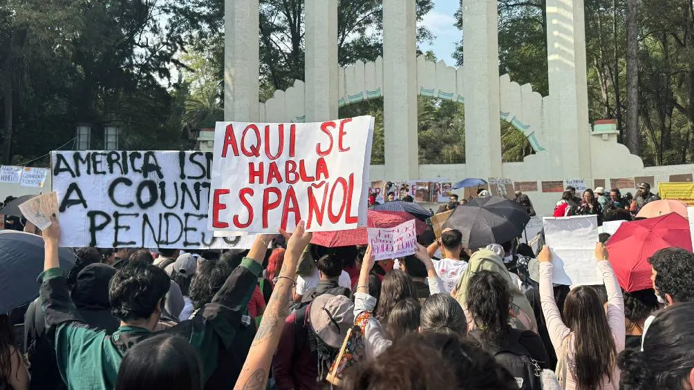 Los manifestantes instalaron carteles y tendederos con frases como “Esto no es progreso, es despojo” y “Go home, gringo” | X: @HIC_AL