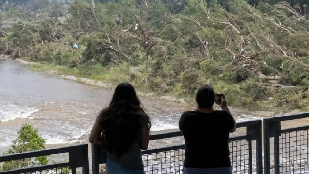 Las lluvias intensas registradas durante el fin de semana provocaron el desbordamiento del río Guadalupe. / AP