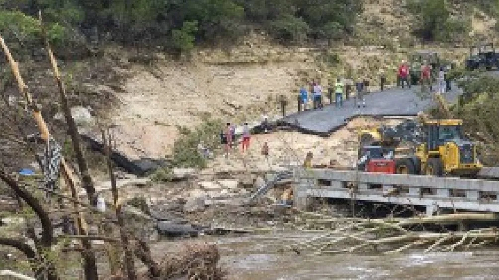 Más de 400 rescatistas trabajan en la zona, apoyados por drones, helicópteros y binomios caninos. / AP